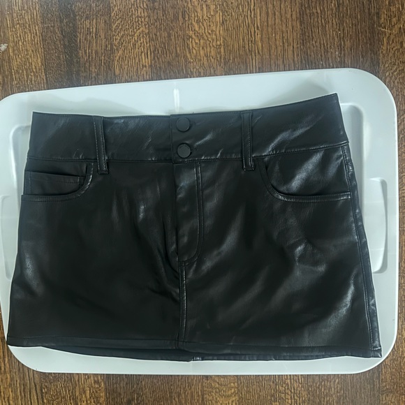 NWT ALICE + OLIVIA Laika Low Rise Vegan Mini Skirt - Picture 6 of 9